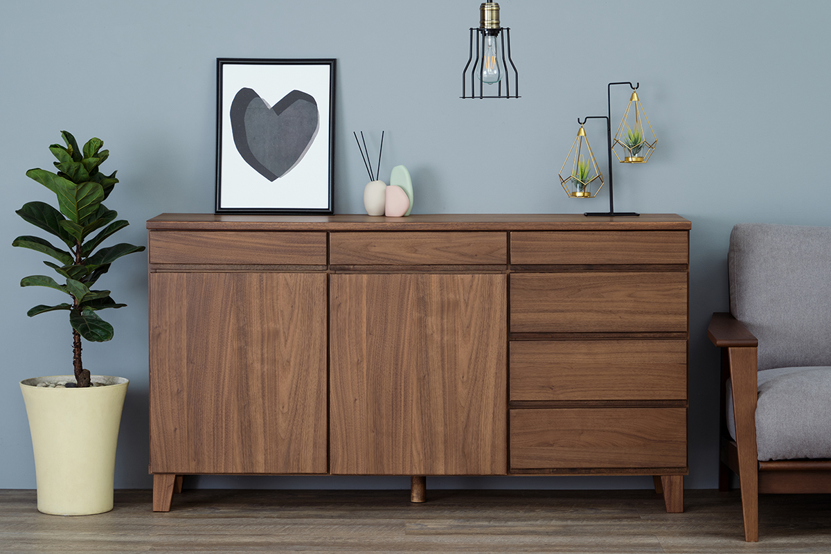 「見せる」と「隠す」の黄金比。SNSで見かけるおしゃれな棚の飾り方