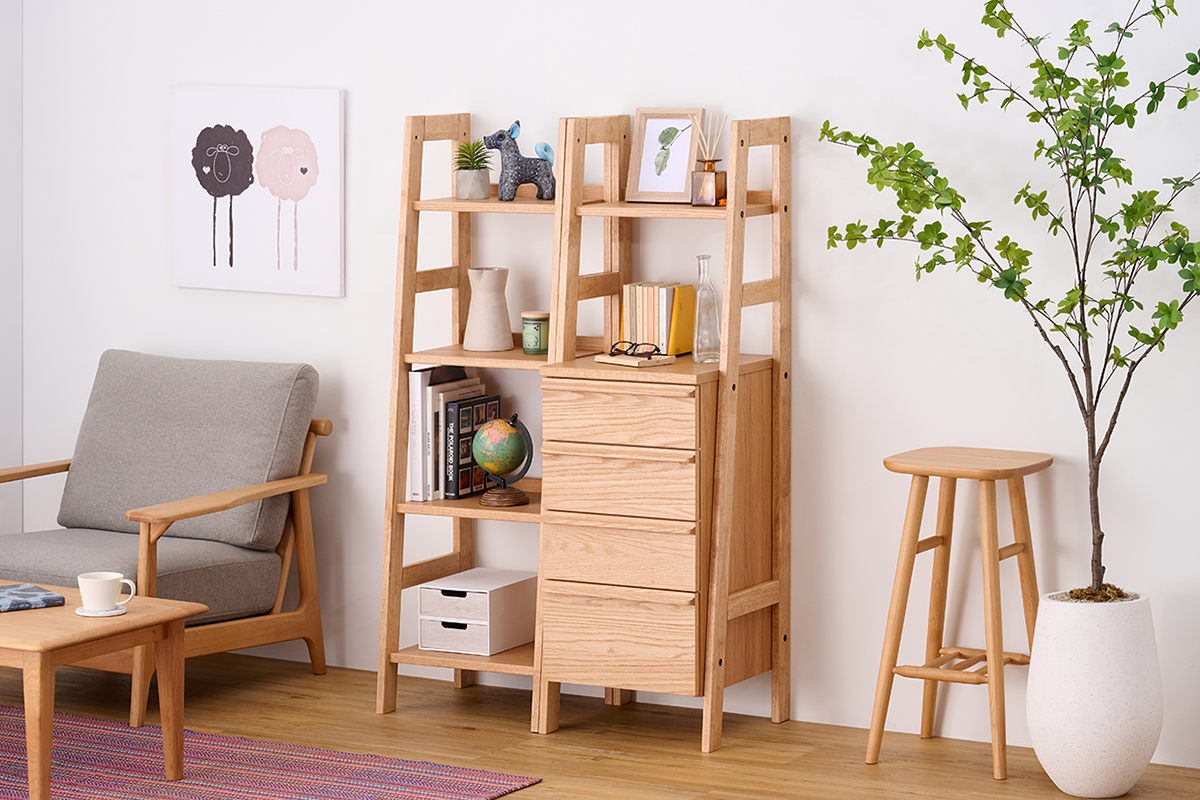 季節を楽しむインテリア。木の家具に寄り添う「色」と「植物」の取り入れ方